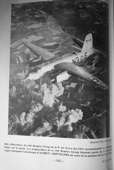 Impérial War Museum – B26 “Marauder” du 344è Bomber Group 9. Air Force von USA ( Zu 2. Welle des Angriffes des Flugplatzes von Achiet / Grévillers gehörend, Morgen vom 24. Mai 1944).