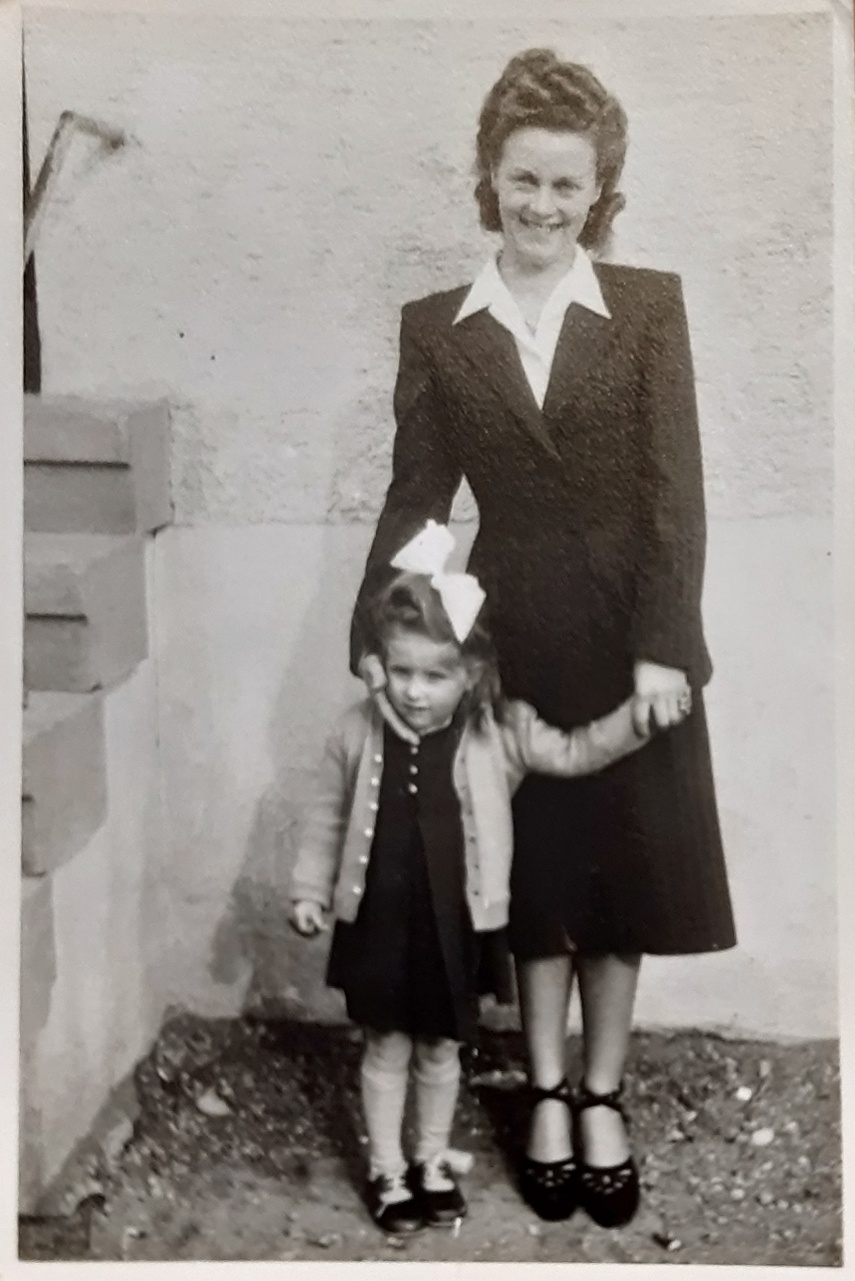 Janine mit einer Tante im Jahr 1950
